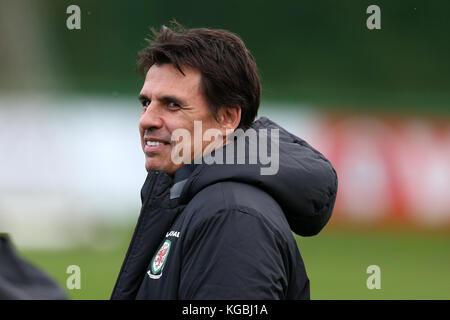 Cardiff, Regno Unito. 6 nov, 2017. wales manager /head coach Chris Coleman durante il Galles squadra di calcio di formazione presso il vale resort a hensol, vicino a Cardiff, nel Galles del sud di lunedì 6 novembre 2017. Il team si sta preparando per la loro cordiale incontro internazionale contro la Francia questo venerdì. Credito: Andrew orchard/alamy live news Foto Stock