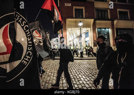 Londra, Londra, Regno Unito. 5 novembre 2017. I manifestanti partecipano alla manifestazione annuale Million Mask March di falò pubblicizzata come una "protesta mondiale" organizzata dal gruppo di attivisti Anonymous. Gli attivisti si sono riuniti per una marcia nella notte della notte Guy Fawkes della Gran Bretagna con molti che indossavano maschere bianche dell'uomo che era stato catturato a complottare per far saltare in aria il parlamento nel 1605, ora associato al gruppo Anonymous. La polizia ha fatto decine di arresti durante la protesta per sospetto di vari reati. Crediti: Brais G. Rouco/SOPA/ZUMA Wire/Alamy Live News Foto Stock