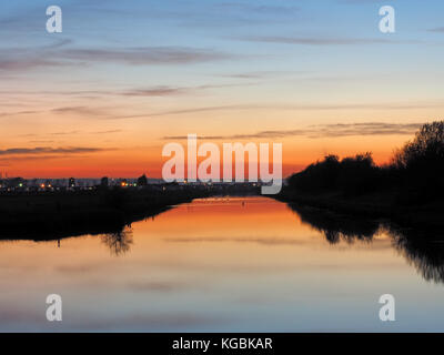 Sheerness, Kent, Regno Unito. 6 Nov, 2017. Regno Unito Meteo: un colorato tramonto lungo la sponda del Canal Grande. Credito: James Bell/Alamy Live News Foto Stock