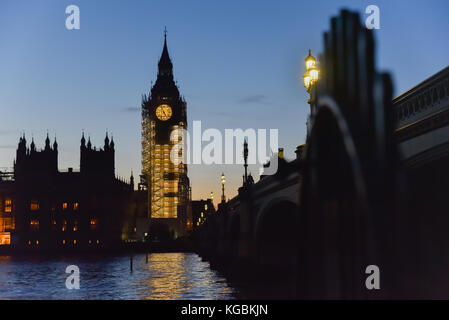 Westminster, Londra, Regno Unito. 6 novembre 2017. Il sole tramonta sul Big Ben. Credito del governo del Parlamento di Westminster: Matthew Chattle/Alamy Live News Foto Stock