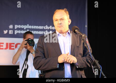 Gruppo del partito europeo dei liberali democratici mp ed ex ministro per l'energia sir ed davey parla di un anti-brexit rally in piazza del Parlamento, Westminster. Foto Stock