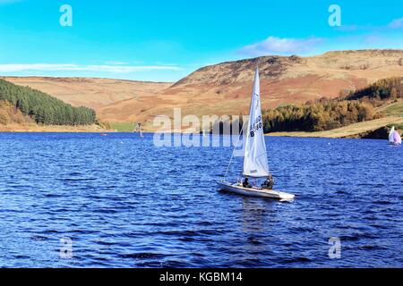 OLDHAM, Regno Unito. Il 29 ottobre 2017. I colori autunnali sui Pennines come una barca che naviga attraverso il serbatoio a Dovestones in Greater Manchester. Foto Stock