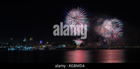 Wallasey, Regno Unito. 05 Nov, 2017. Multi colore visto i fuochi d'artificio sopra il famoso skyline di Liverpool durante la notte dei falò nel 2017 - visto dal lungomare Seacombe sul Wirral. Credito: Jason pozzetti/Alamy Live News Foto Stock