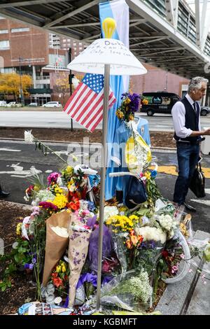 New York City, Stati Uniti. 6th novembre 2017. I fiori commemorativi sono lasciati per otto ciclisti e pedoni uccisi da un terrorista il 6 novembre 2017 su un percorso ciclabile a Manhattan, New York City. Sayfullo Saipov, un immigrato di 29 anni dall'Uzbekistan, ha volutamente guidato un furgone noleggiato sulla pista ciclabile dell'autostrada sul lato ovest nel pomeriggio di Halloween, 31 ottobre 2017. Credito: Brasile Photo Press/Alamy Live News Foto Stock