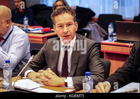 Bruxelles, Bxl, Belgio. 6 novembre 2017. Presidente dell'Eurogruppo Jeroen Dijsselbloem all'inizio dell'Eurogruppo, i ministri delle Finanze della zona EURO della moneta unica si riuniscono presso la sede dell'UE a Bruxelles, in Belgio, il 06.11.2017 a cura di Wiktor Dabkowski credito: Wiktor Dabkowski/ZUMA Wire/Alamy Live News Foto Stock