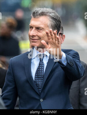 New York, Stati Uniti. 6th novembre 2017. Il presidente argentino Mauricio Macri si sventura a rallegrare i sostenitori mentre arriva ad una cerimonia di corona di fiori nella scena dell'attacco del 31 ottobre a New York dove 5 Argentini. Credit: Enrique Shore/Alamy Live News Foto Stock