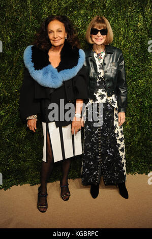 New York, NY, Stati Uniti. 6th novembre 2017. Diane von Furstenberg e Anna Wintour al 14th annuale CFDA Vogue Fashion Fund Gala a Weylin a Brooklyn, New York City, il 6 novembre 2017. Credito: John Palmer/Media Punch/Alamy Live News Foto Stock