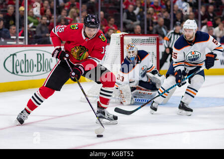 Chicago, Illinois, Stati Uniti d'America. Xix oct, 2017. - Blackhawk #15 Artem Anisimov tenta un colpo su Goaltender oliatore #33 Cam Talbot durante la National Hockey League tra Chicago Blackhawks e i lubrificatori de Edmonton presso la United Center di Chicago, IL. Credito: Cal Sport Media/Alamy Live News Foto Stock