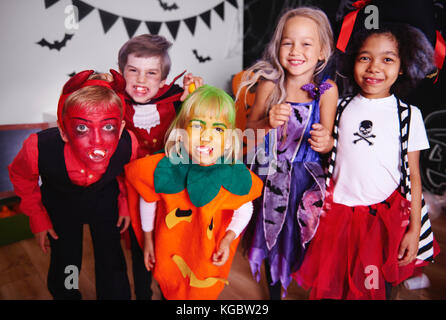 I bambini in posa in costume di halloween Foto Stock