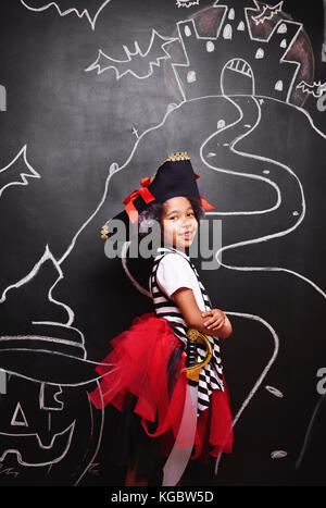 Razza mista ragazza in costume pirata Foto Stock