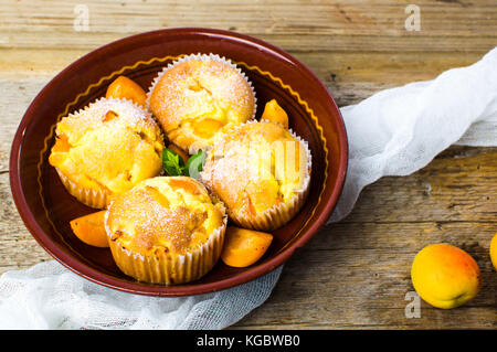 Fatti in casa muffin di albicocche con frutta in una ciotola Foto Stock