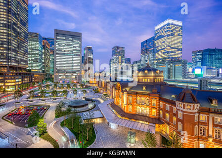 La stazione di Tokyo di notte Foto Stock