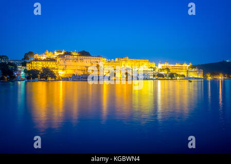 Vista notturna della città palace di Udaipur, Rajasthan, India Foto Stock