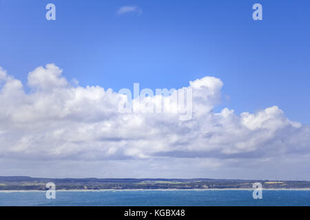 Nuvole bianche sopra l'oceano costa in australia Foto Stock