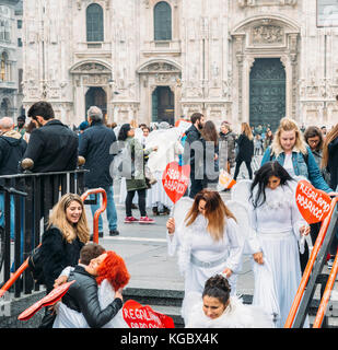 Donne abbigliate come angeli dare i free hugs a milano piazza duomo Foto Stock