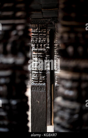 Artigianalmente in legno splendide colonne di un tempio Foto Stock