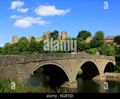 Dinham ponte attraversa il fiume teme con Ludlow Castle int egli sfondo, Ludlow, Shropshire, Inghilterra, Europa Foto Stock