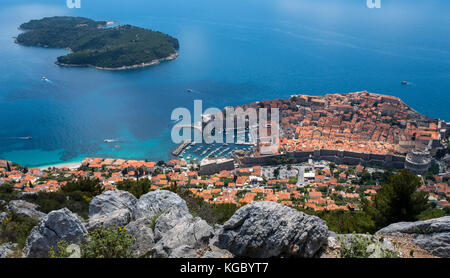 Isola di Lokrum e Dubrovnik vista dal Monte SRD, Croazia, Europa Foto Stock