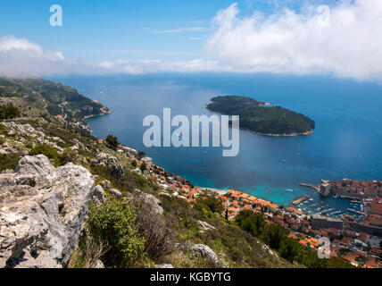 L'isola boscosa e la riserva naturale di Lokrum vista dal Monte SRD, Dubrovnik, Croazia, Europa Foto Stock