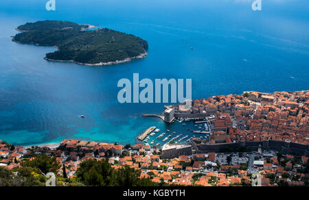 L'isola boscosa e riserva naturale di Lokrum al largo della costa di Dubrovnik vista dal Monte SRD, Croazia, Europa Foto Stock