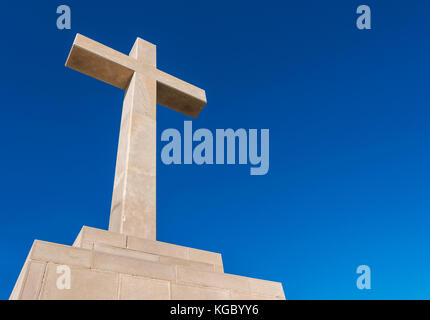 La pietra bianca croce sul monte Srd che si affaccia su Dubrovnik e sul mare adriatico al di là, Croazia, Europa Foto Stock