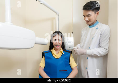 Paziente femmina di denti x-ray camera con dentista. checkup orale e dentale il concetto di cura Foto Stock