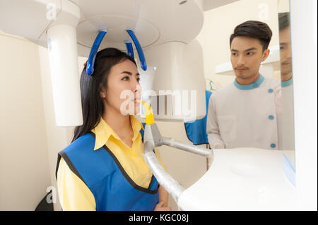 Paziente femmina di denti x-ray camera con dentista. checkup orale e dentale il concetto di cura Foto Stock