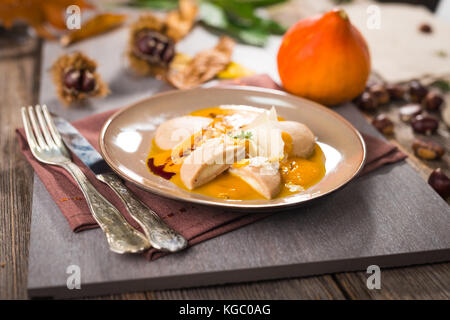 Gnocchi di castagne con salsa di zucca Foto Stock