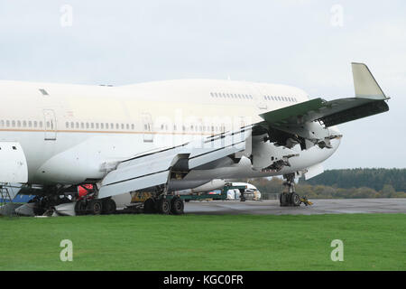 Boeing 747-400 jumbo jet nel processo di essere recuperati e scartata a kemble uk da asi. Foto Stock