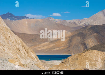 Pangong Tso, a cui si fa riferimento anche come lago Pangong, è un lago endorheic dell'himalaya situato ad una altezza di circa un'altitudine di 1.325 m. Ladakh, India Foto Stock