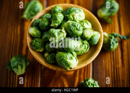 I CAVOLI DI BRUXELLES di close-up su una tavola di legno Foto Stock