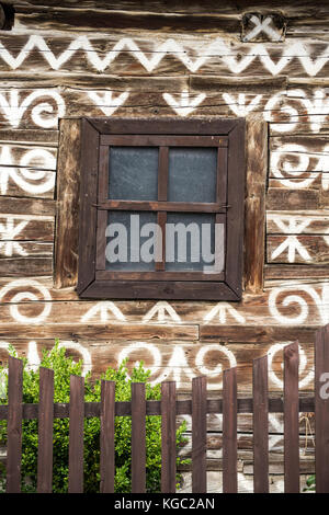 Cicmany, Slovacchia - 02 agosto 2015: vecchie case in legno in Slovacchia village cicmany, tradizionale verniciato con vernice bianca. cicmany, Slovacchia Foto Stock