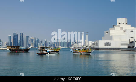 Doha, Qatar - 6 novembre 2017: vista della baia di Doha dalla Corniche, con i lontani business torri e il museo di arte islamica Foto Stock