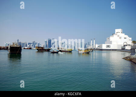 Doha, Qatar - 6 novembre 2017: vista della baia di Doha dalla Corniche, con i lontani business torri e il museo di arte islamica Foto Stock