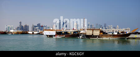 Doha, Qatar - 6 novembre 2017: vista della baia di Doha dalla Corniche, con le lontane torri di business Foto Stock