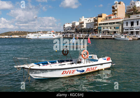 Agios Nikolaos, Creta, Grecia. Ottobre 2017. Il porto circondato da ristoranti, caffetterie e bar in questa popolare località greche Foto Stock