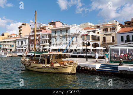 Agios Nikolaos, Creta, Grecia. Ottobre 2017. Il porto circondato da ristoranti, caffetterie e bar in questa popolare località greche Foto Stock