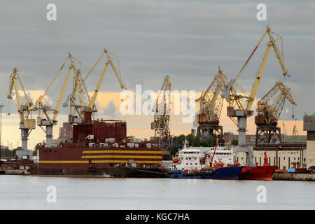 Saint-petersburg.le navi sotto carico.Il lavoro portuale è in pieno svolgimento. Foto Stock