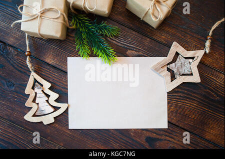 Branding elegante mockup per visualizzare le tue opere. carino vintage Natale Capodanno doni, stella, albero mock up su sfondo di legno Foto Stock