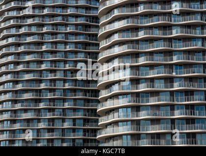 Sviluppo moderno delle grandi e moderni edifici di appartamenti in vetro e acciaio con fila di balconi Foto Stock