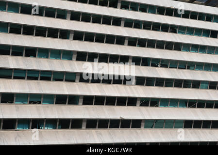 Edificio in stile brutalist con file di finestre separate da calcestruzzo Travi di facciata Foto Stock