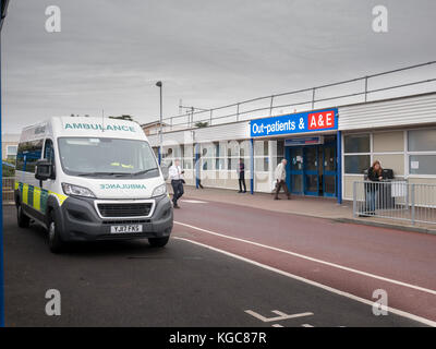 Ambulanza parcheggiata fuori i pazienti e a&e ingresso al nhs ospedale generale di Kettering, Inghilterra. Foto Stock