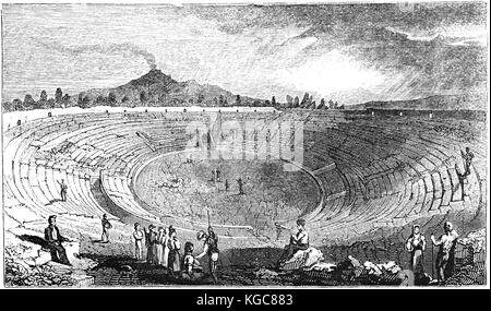 L'Anfiteatro di Pompei costruita intorno al 70 A.C. è il più presto anfiteatro romano noto che sono state costruite in pietra e il più antico sopravvissuto anfiteatro romano. Esso è situato nell'antica città romana di Pompei e fu sepolta dall'eruzione del Vesuvio nel 79 D.C., che seppellì Pompei stessa e la vicina città di Ercolano. Italia Foto Stock