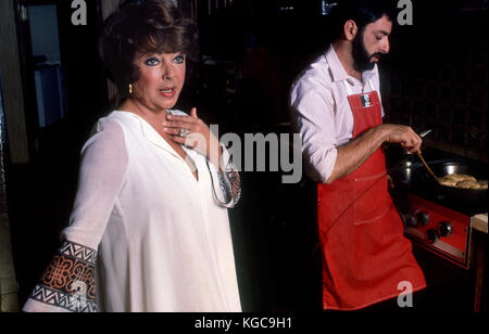 Elizabeth Taylor a casa nel Bel Air, CA durante una lezione di cucina con lo chef Nick Grippo Foto Stock