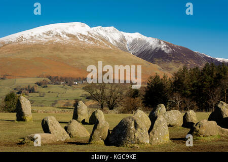 Coperta di neve blencathra near keswick nel distretto del lago e Castlerigg Stone Circle Foto Stock