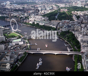 Una veduta aerea di Londra che mostra il fiume Tamigi, , la Casa del Parlamento, il Big Ben, il London Eye, la stazione di Charing Cross, Hungerford Railway Brid Foto Stock