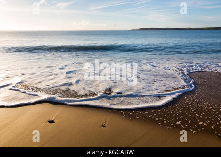 Gentili onde che si infrangono sulla tenby South beach in Galles del Sud, Regno Unito Foto Stock