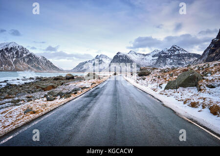 Strada in Norvegia sulle Isole Lofoten Foto Stock