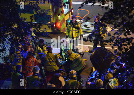 Servizi di emergenza assistere ad un incidente stradale tra una moto e un auto a nord di Londra. Foto di Michael Walter/Troika Foto Stock