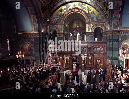 I membri della comunità greco-ortodossa festeggia il dodicesimo giorno del Natale e dell'Epifania, presso la cattedrale greco-ortodossa di Santa Sofia in centr Foto Stock